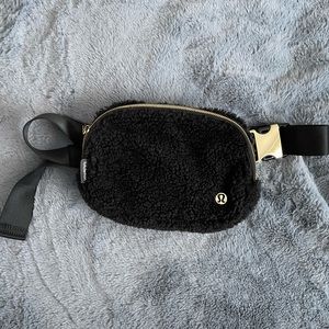 Lululemon Sherpa Belt Bag- Black
